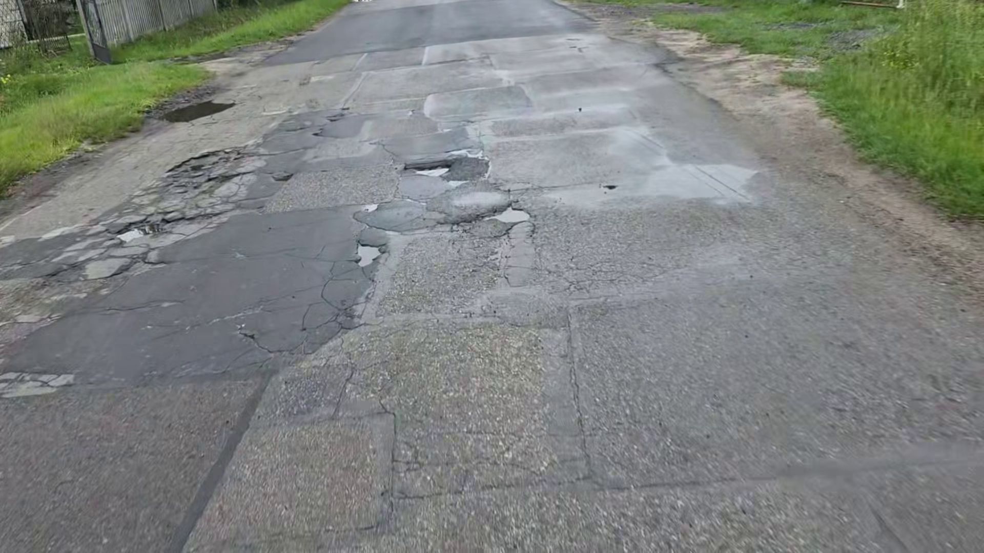 Dąbrowa Górnicza-Błędów. Ulica Zagórze. Dziurawa jezdnia. 11 czerwca 2026