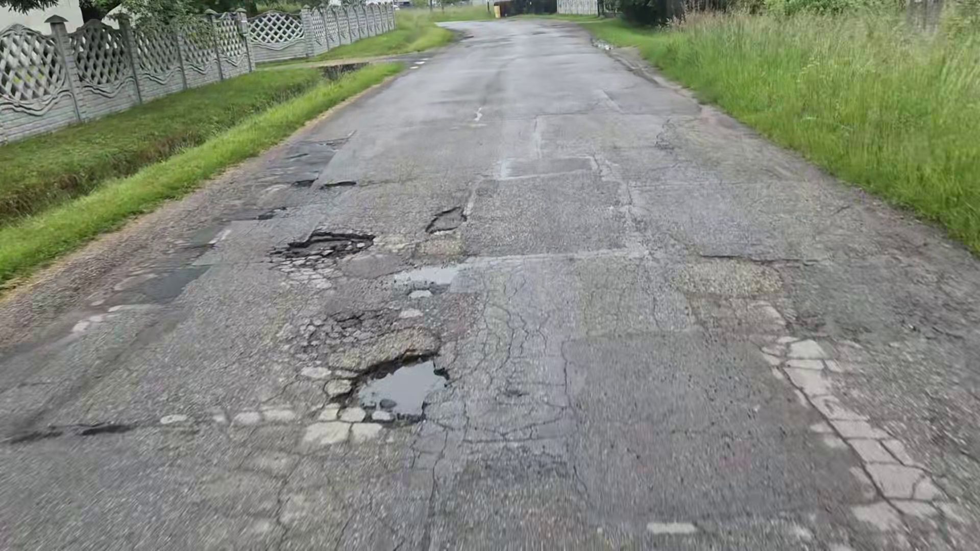 Dąbrowa Górnicza-Błędów. Ulica Zagórze. Dziurawa jezdnia. 11 czerwca 2026