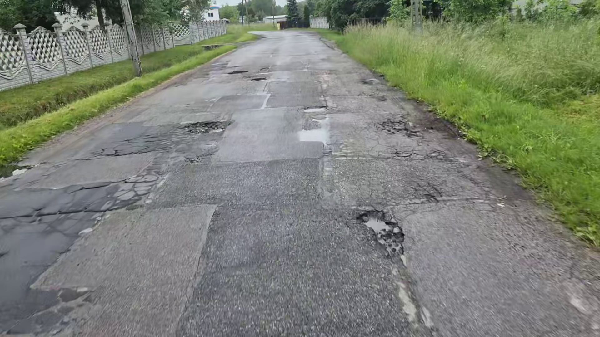 Dąbrowa Górnicza-Błędów. Ulica Zagórze. Dziurawa jezdnia. 11 czerwca 2026