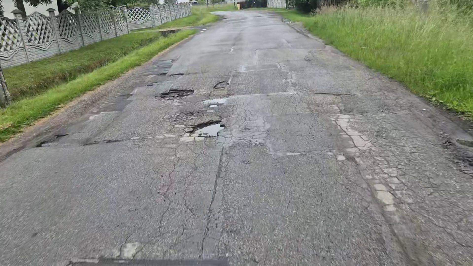 Dąbrowa Górnicza-Błędów. Ulica Zagórze. Dziurawa jezdnia. 11 czerwca 2026