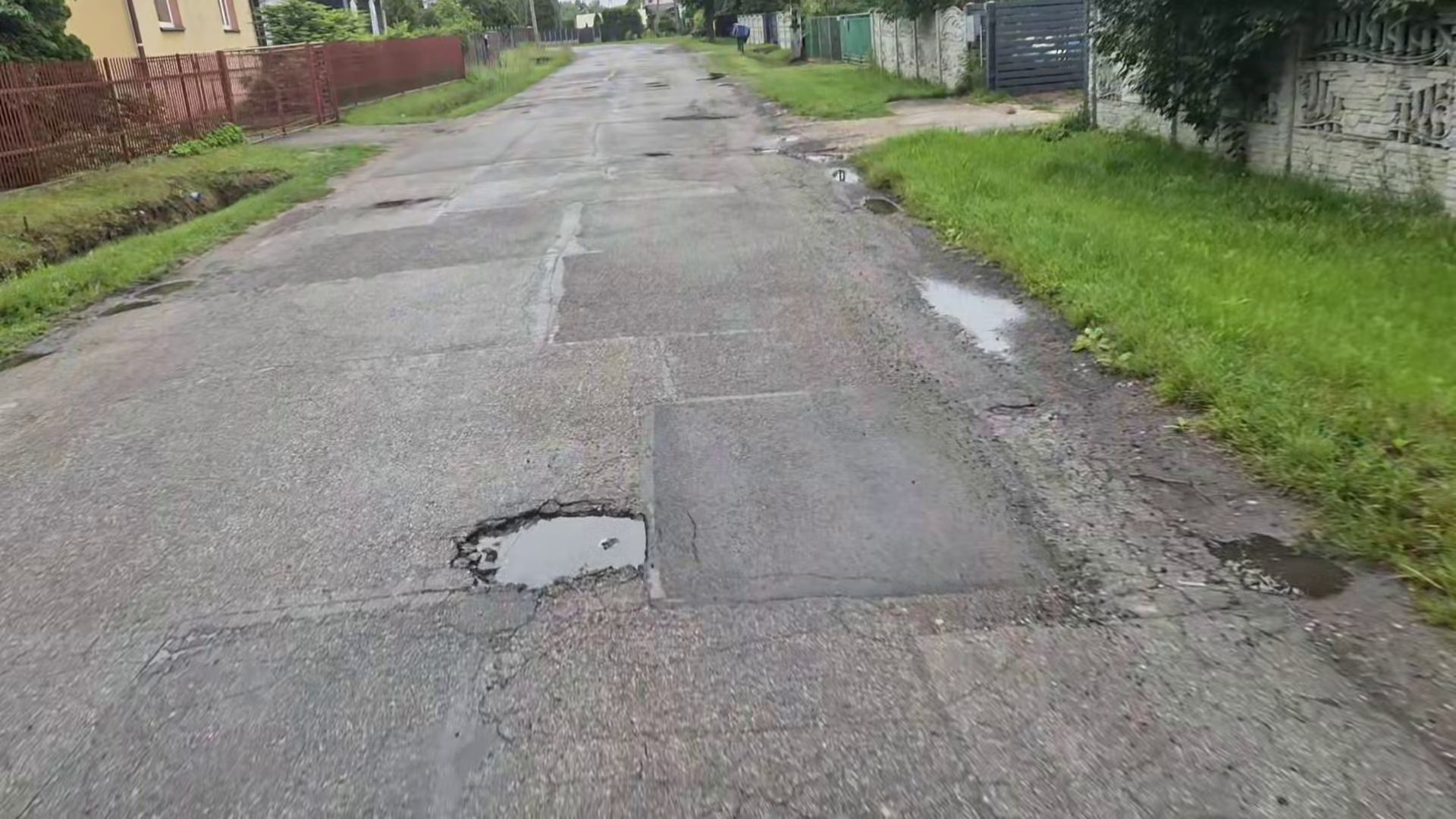 Dąbrowa Górnicza-Błędów. Ulica Zagórze. Dziurawa jezdnia. 11 czerwca 2026