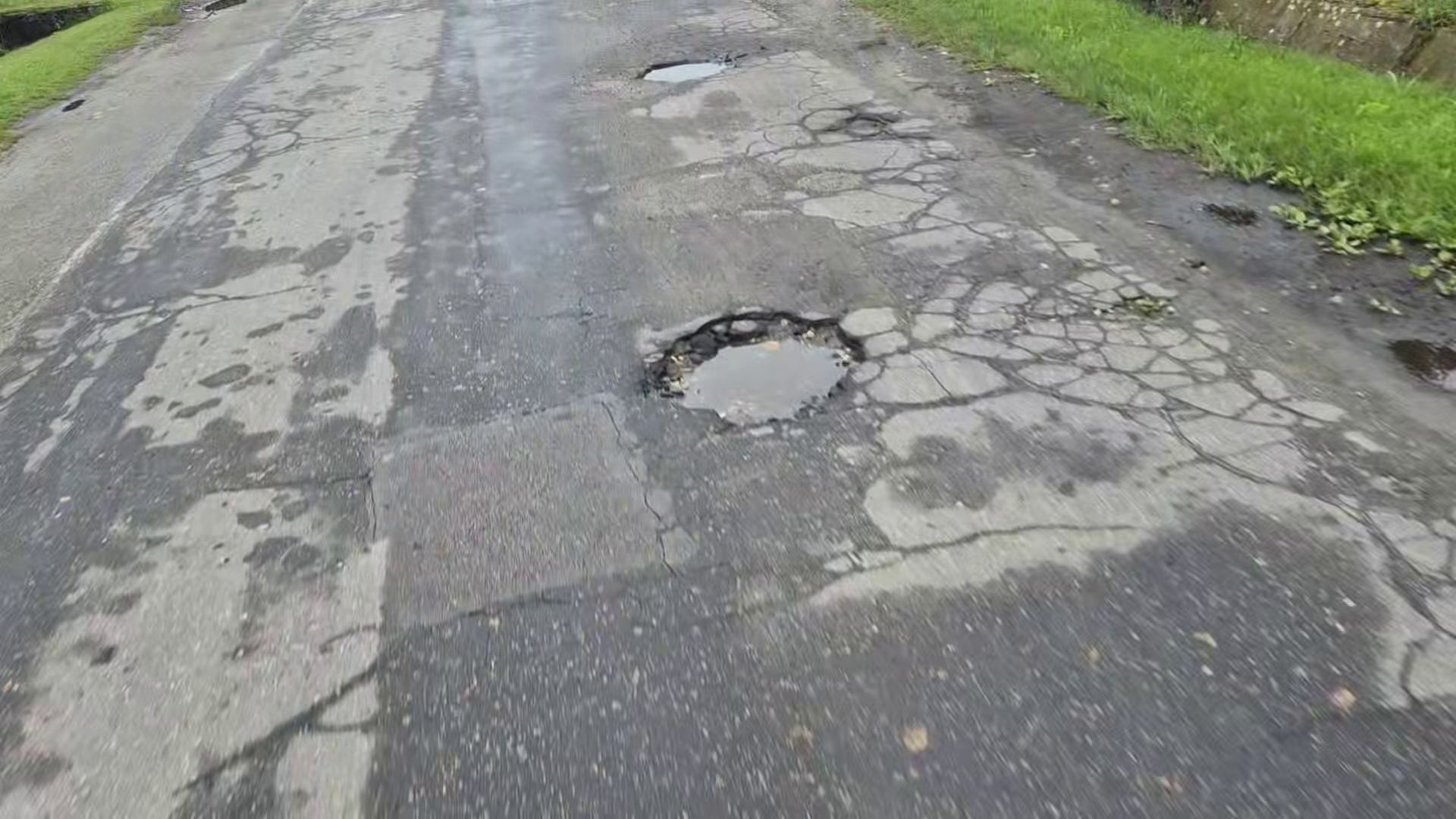 Dąbrowa Górnicza-Błędów. Ulica Zagórze. Dziurawa jezdnia. 11 czerwca 2026