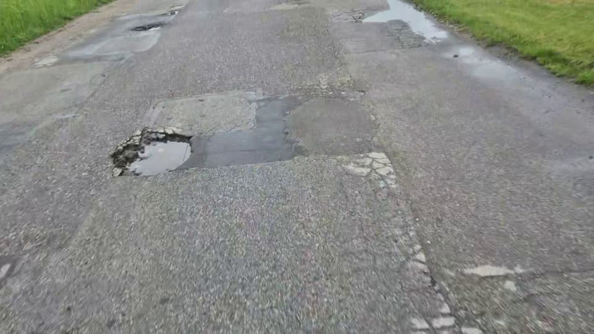 Dąbrowa Górnicza-Błędów. Ulica Zagórze. Dziurawa jezdnia. 11 czerwca 2026