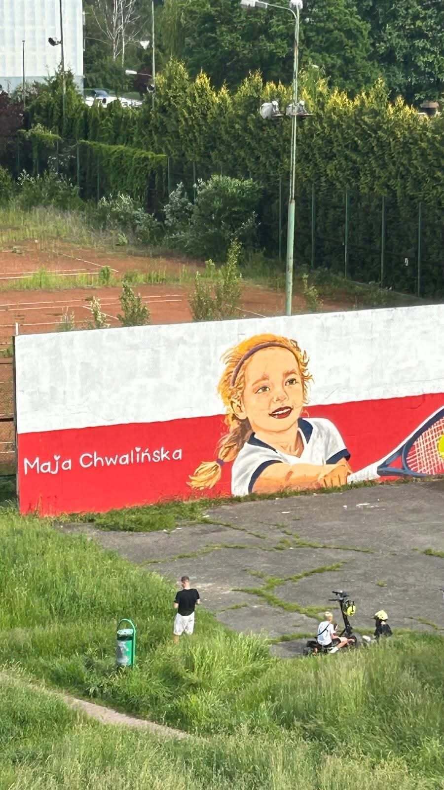 Dąbrowa Górnicza-Gołonóg. Nieczynne korty tenisowe przy ulicy Tysiąclecia na osiedlu Marcina Kasprzaka. Mural Mai Chwalińskiej autorstwa Kawu. 7 czerwca 2026