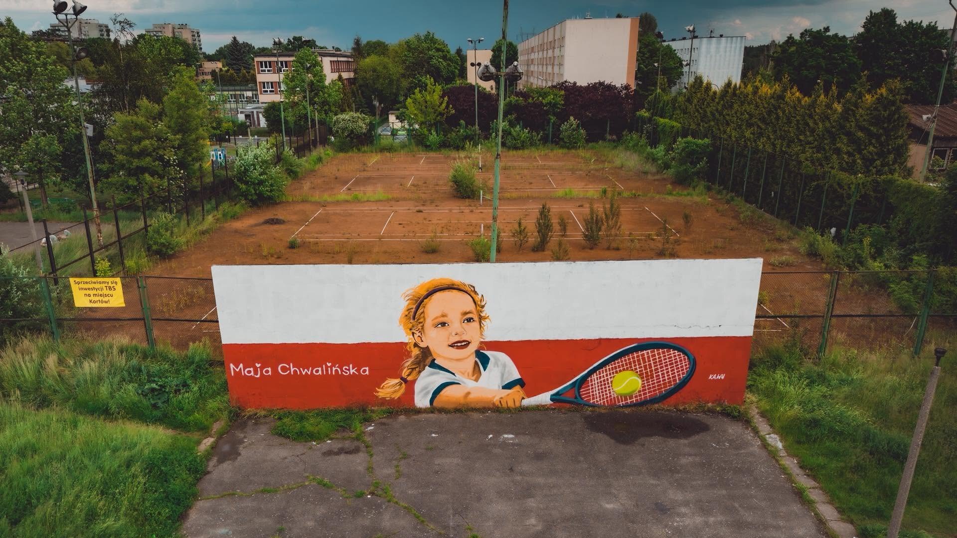 Dąbrowa Górnicza-Gołonóg. Nieczynne korty tenisowe przy ulicy Tysiąclecia na osiedlu Marcina Kasprzaka. Mural Mai Chwalińskiej autorstwa Kawu. 7 czerwca 2026