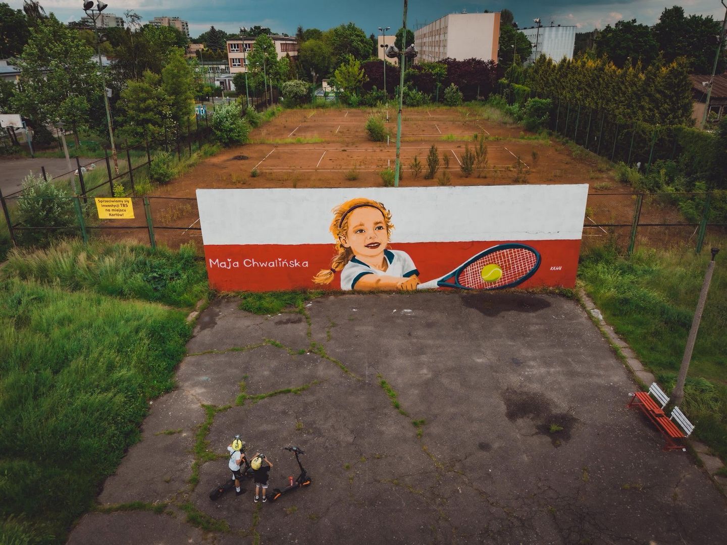 Dąbrowa Górnicza-Gołonóg. Nieczynne korty tenisowe przy ulicy Tysiąclecia na osiedlu Marcina Kasprzaka. Mural Mai Chwalińskiej autorstwa Kawu. 7 czerwca 2026