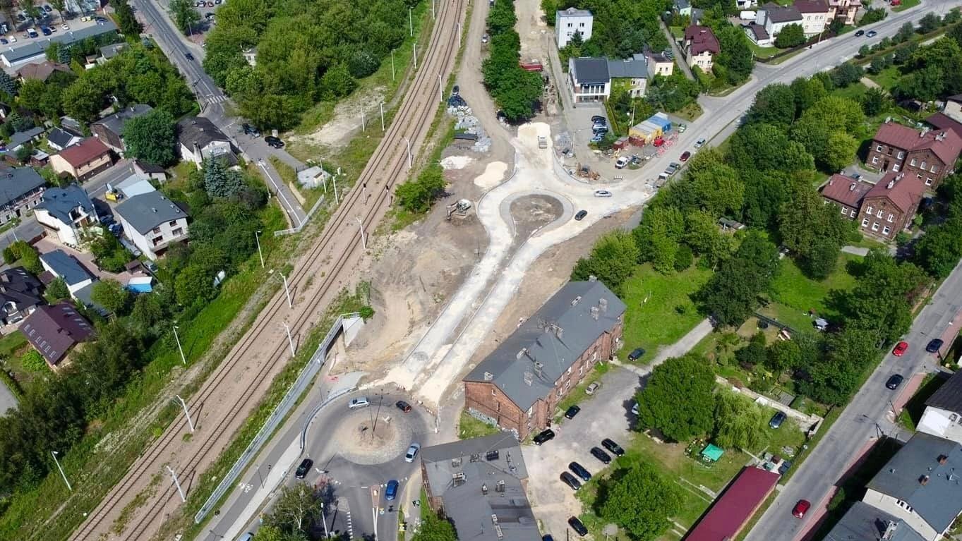 Dąbrowa Górnicza. Budowa łącznika ulicy Kolejowej z aleją Zagłębia Dąbrowskiego. Rondo z ulicami Kolejową i Marii Konopnickiej w lewym dolnym rogu. Wyżej, na prawo – nowe rondo.