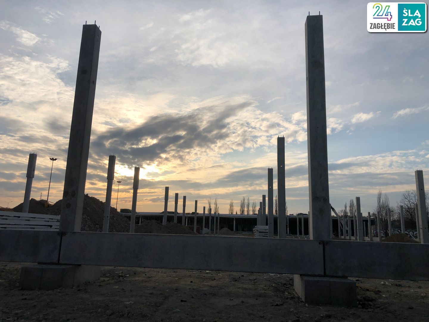 Dąbrowa Górnicza-Reden. Przebudowa dawnego hipermarketu «Auchan» przez niemiecką firmę Saller-Bau na nowy park handlowy «S1 Dąbrovia»,. 9 marca 2025.