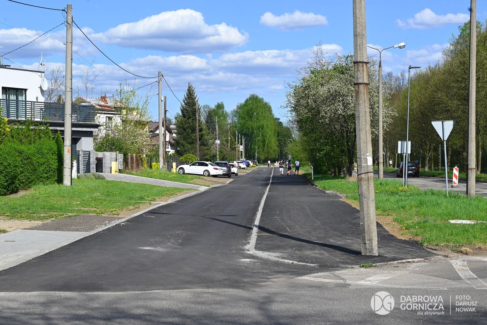 Dąbrowa Górnicza. Ul. Podlesie pod koniec remontu. O co chodzi z tym słupem? 20 kwietnia 2025.