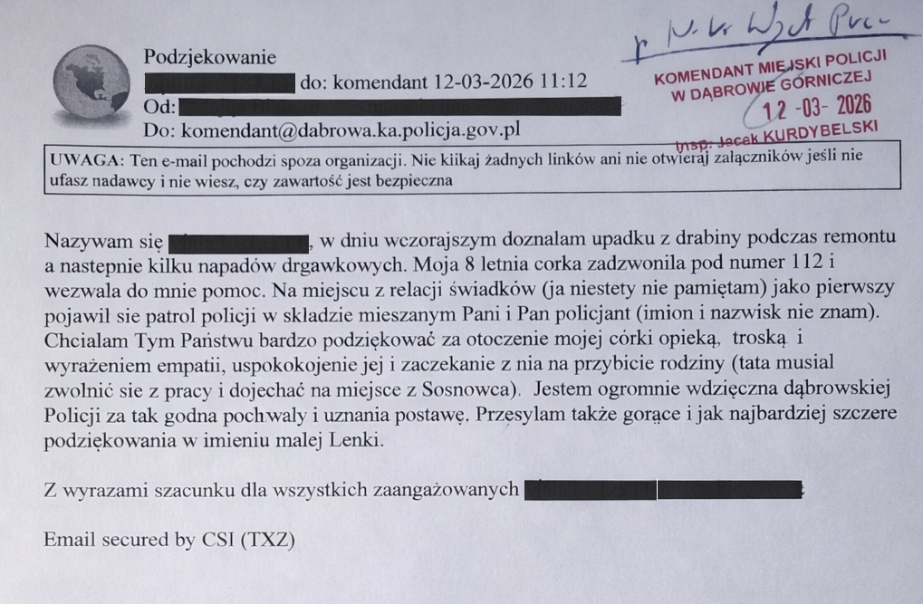 Dąbrowa Górnicza. Policjanci Nikola Śliwińska i Podziękowanie dla policjantów: Nikoli Śliwinskiej i Bartłomieja Napory od kobiety, którzy pomogli jej po upadku z drabiny. 12 marca 2026