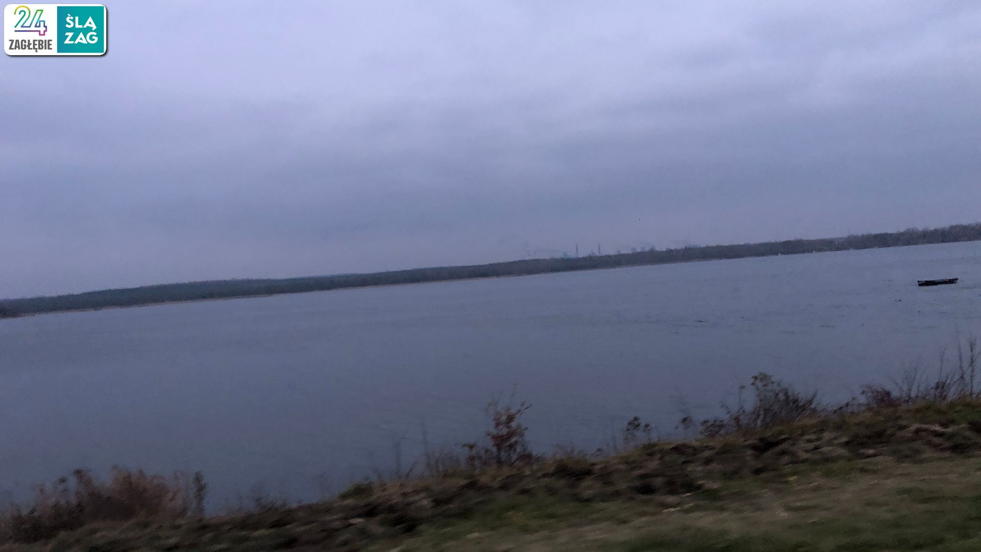 Dąbrowa Górnicza. Zbiornik Kuźnica Warężyńska (Pogoria IV) wieczorem. W tle – miasto. 17 listopada 2024.