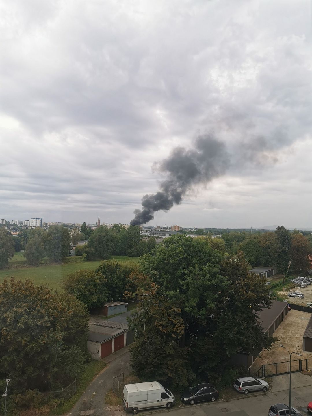 Dąbrowa Górnicza-Reden. Pożar autobusu miejskiego przy wlocie alei Włodzimierza Majakowskiego do alei Józefa Piłsudskiego. Widok z daleka. 3 września 2025.