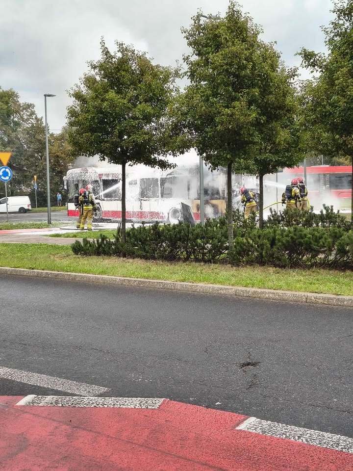 Dąbrowa Górnicza-Reden. Pożar autobusu miejskiego przy wlocie alei Włodzimierza Majakowskiego do alei Józefa Piłsudskiego. 13 września 2025.