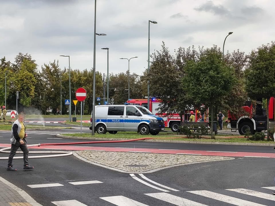 Dąbrowa Górnicza-Reden. Pożar autobusu miejskiego przy wlocie alei Włodzimierza Majakowskiego do alei Józefa Piłsudskiego. 13 września 2025.
