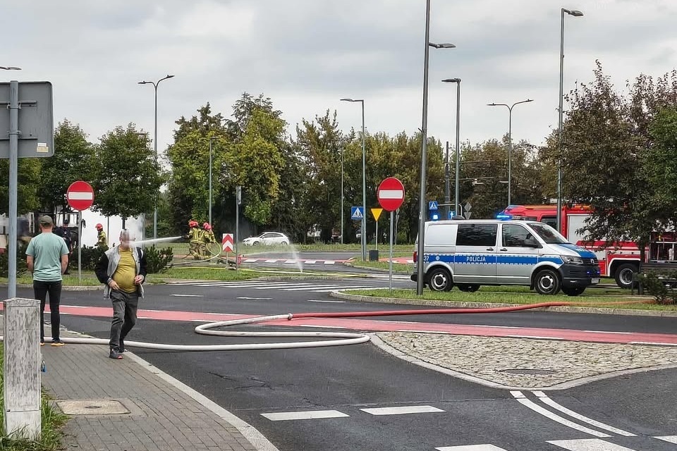 Dąbrowa Górnicza-Reden. Pożar autobusu miejskiego przy wlocie alei Włodzimierza Majakowskiego do alei Józefa Piłsudskiego. 13 września 2025.