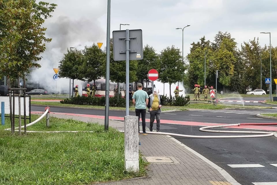 Dąbrowa Górnicza-Reden. Pożar autobusu miejskiego przy wlocie alei Włodzimierza Majakowskiego do alei Józefa Piłsudskiego. 13 września 2025.