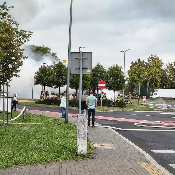 Dąbrowa Górnicza-Reden. Pożar autobusu miejskiego przy wlocie alei Włodzimierza Majakowskiego do alei Józefa Piłsudskiego. 13 września 2025.