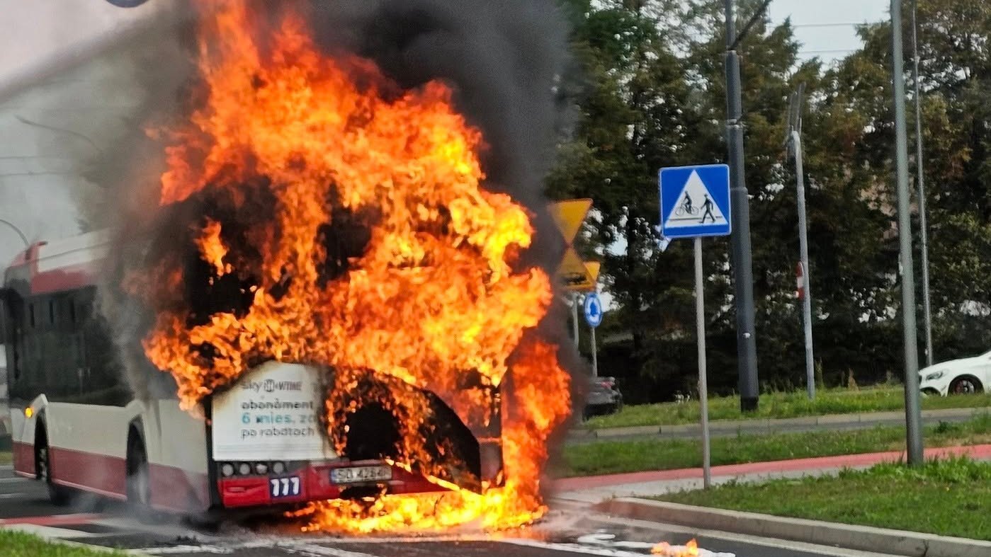 Dąbrowa Górnicza-Reden. Pożar autobusu miejskiego przy wlocie alei Włodzimierza Majakowskiego do alei Józefa Piłsudskiego. 13 września 2025.