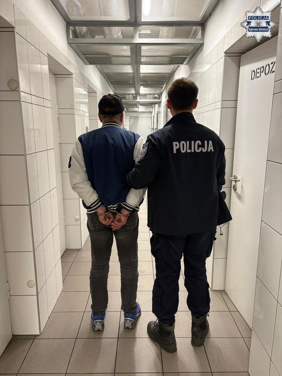 Dąbrowa Górnicza. Zatrzymany Sebastian K., który prowadził samochód z 5 aktywnymi zakazami sądowymi i pijany. 8 lutego 2026.