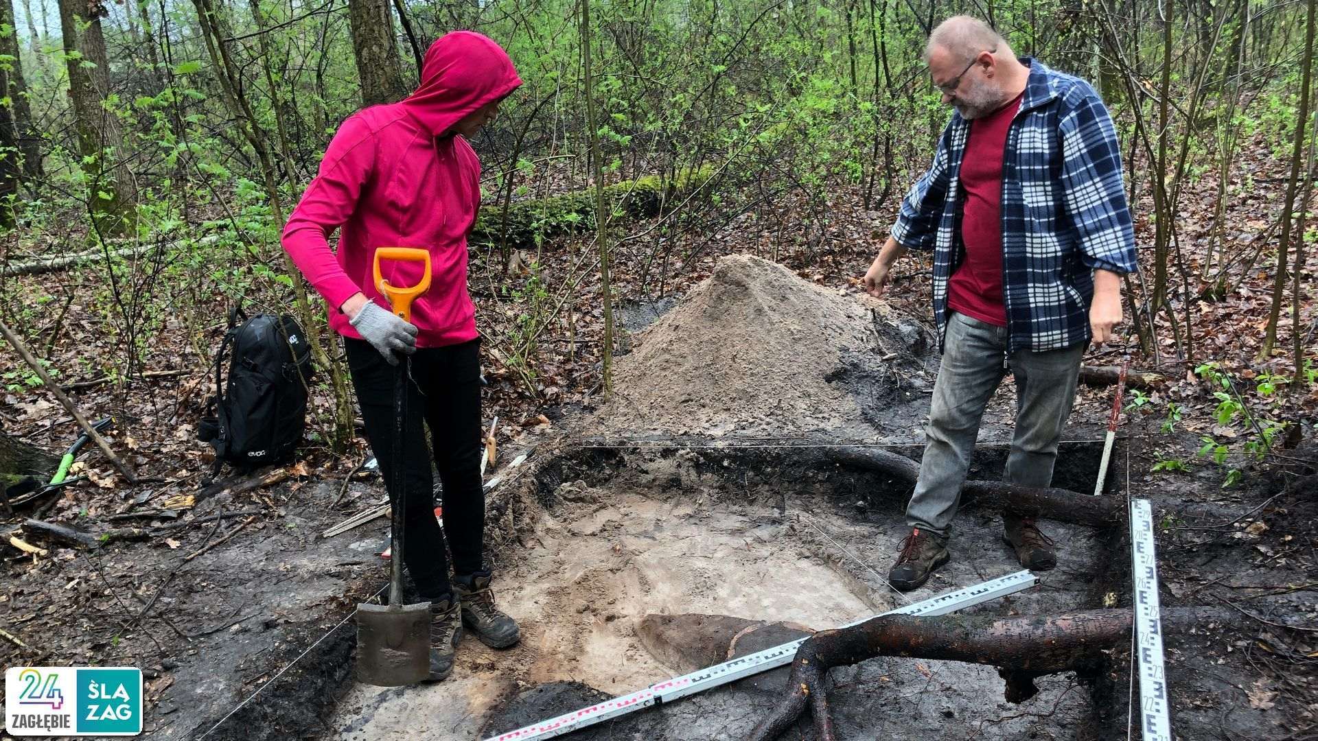 Dąbrowa Górnicza-Strzemieszyce Wielkie. Stanowisko archeologiczne w pobliżu zbiornika wodnego Smug. „Bochen” ołowiu z XIII wieku. 18 kwietnia 2025.