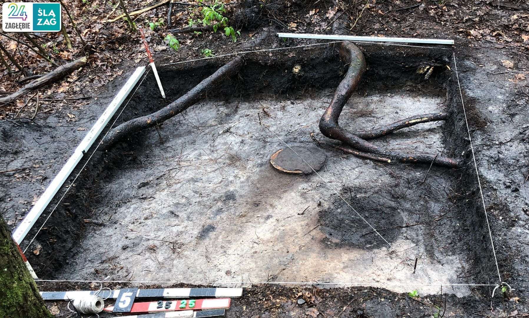Dąbrowa Górnicza-Strzemieszyce Wielkie. Stanowisko archeologiczne w pobliżu zbiornika wodnego Smug. „Bochen” ołowiu z XIII wieku. 18 kwietnia 2025.