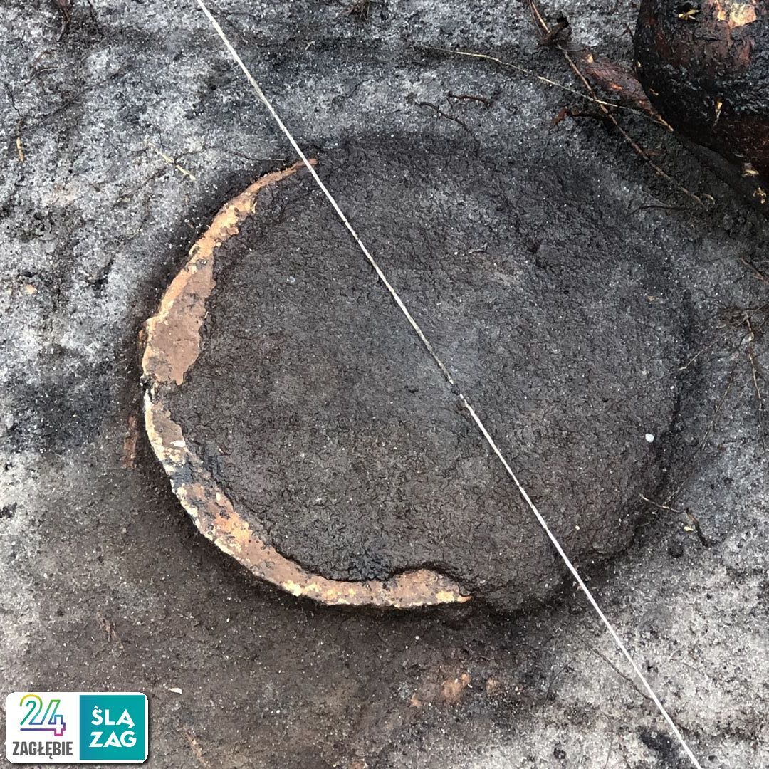 Dąbrowa Górnicza-Strzemieszyce Wielkie. Stanowisko archeologiczne w pobliżu zbiornika wodnego Smug. „Bochen” ołowiu z XIII wieku. 18 kwietnia 2025.