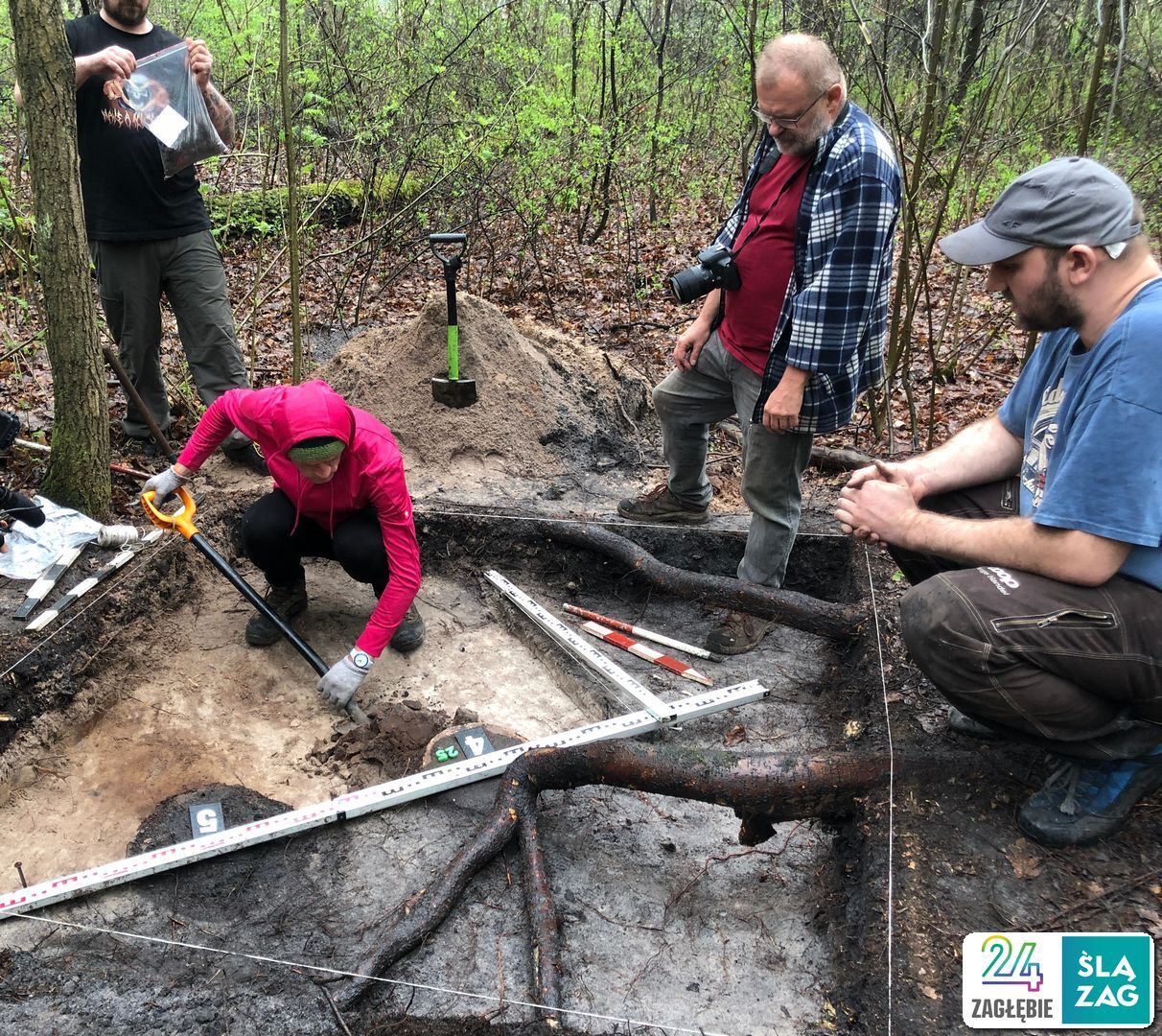 Dąbrowa Górnicza-Strzemieszyce Wielkie. Stanowisko archeologiczne w pobliżu zbiornika wodnego Smug. „Bochen” ołowiu z XIII wieku o masie około 40 kg! Ekipa poszukiwaczy i archeologów. 18 kwietnia 2025.