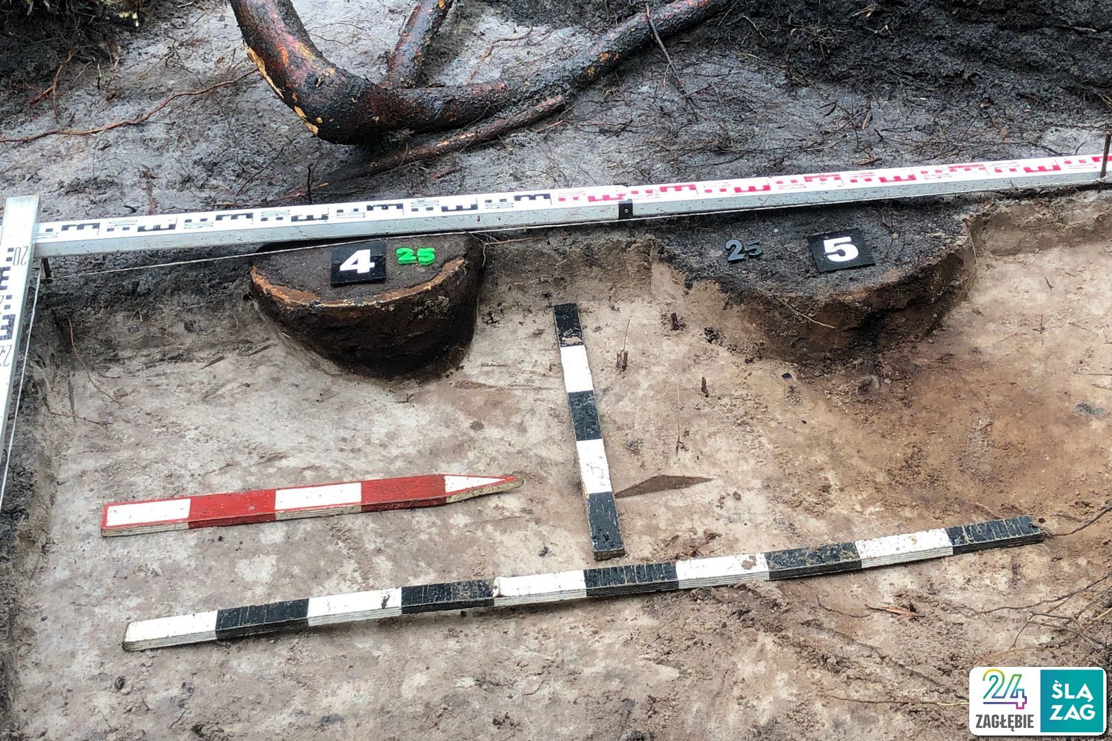 Dąbrowa Górnicza-Strzemieszyce Wielkie. Stanowisko archeologiczne w pobliżu zbiornika wodnego Smug. „Bochen” ołowiu z XIII wieku. 18 kwietnia 2025.