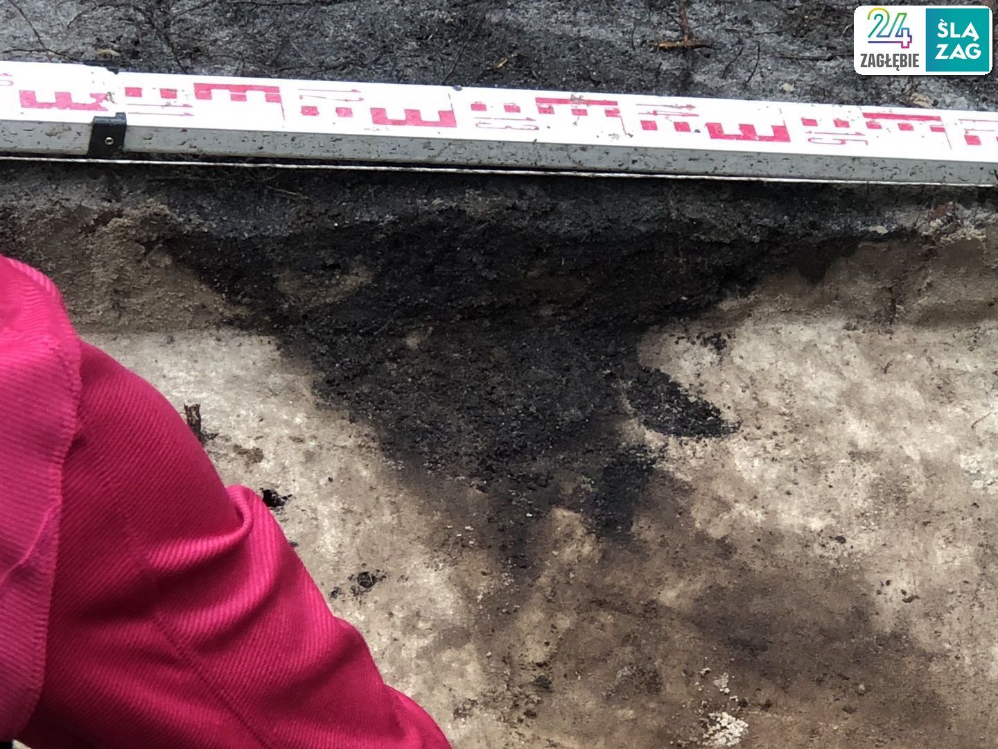 Dąbrowa Górnicza-Strzemieszyce Wielkie. Stanowisko archeologiczne w pobliżu zbiornika wodnego Smug. „Bochen” ołowiu z XIII wieku. 18 kwietnia 2025.