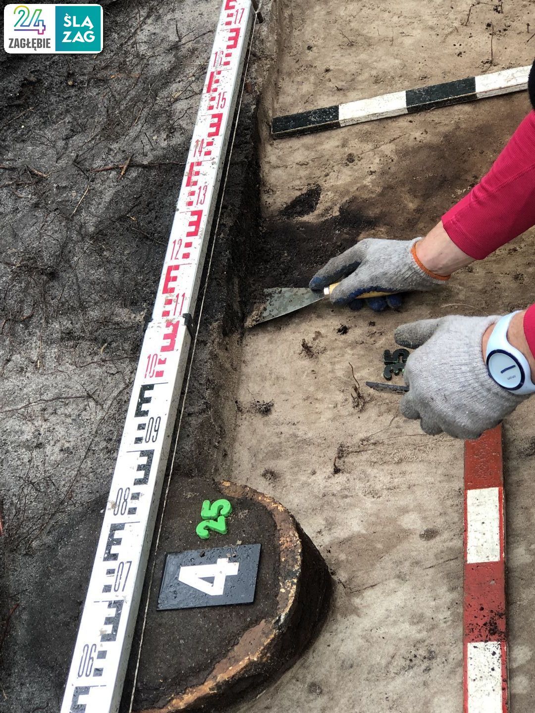 Dąbrowa Górnicza-Strzemieszyce Wielkie. Stanowisko archeologiczne w pobliżu zbiornika wodnego Smug. „Bochen” ołowiu z XIII wieku o masie około 40 kg! Nr 4 to „Bochen”, nr 5 to miejsce po odlewie. 18 kwietnia 2025.