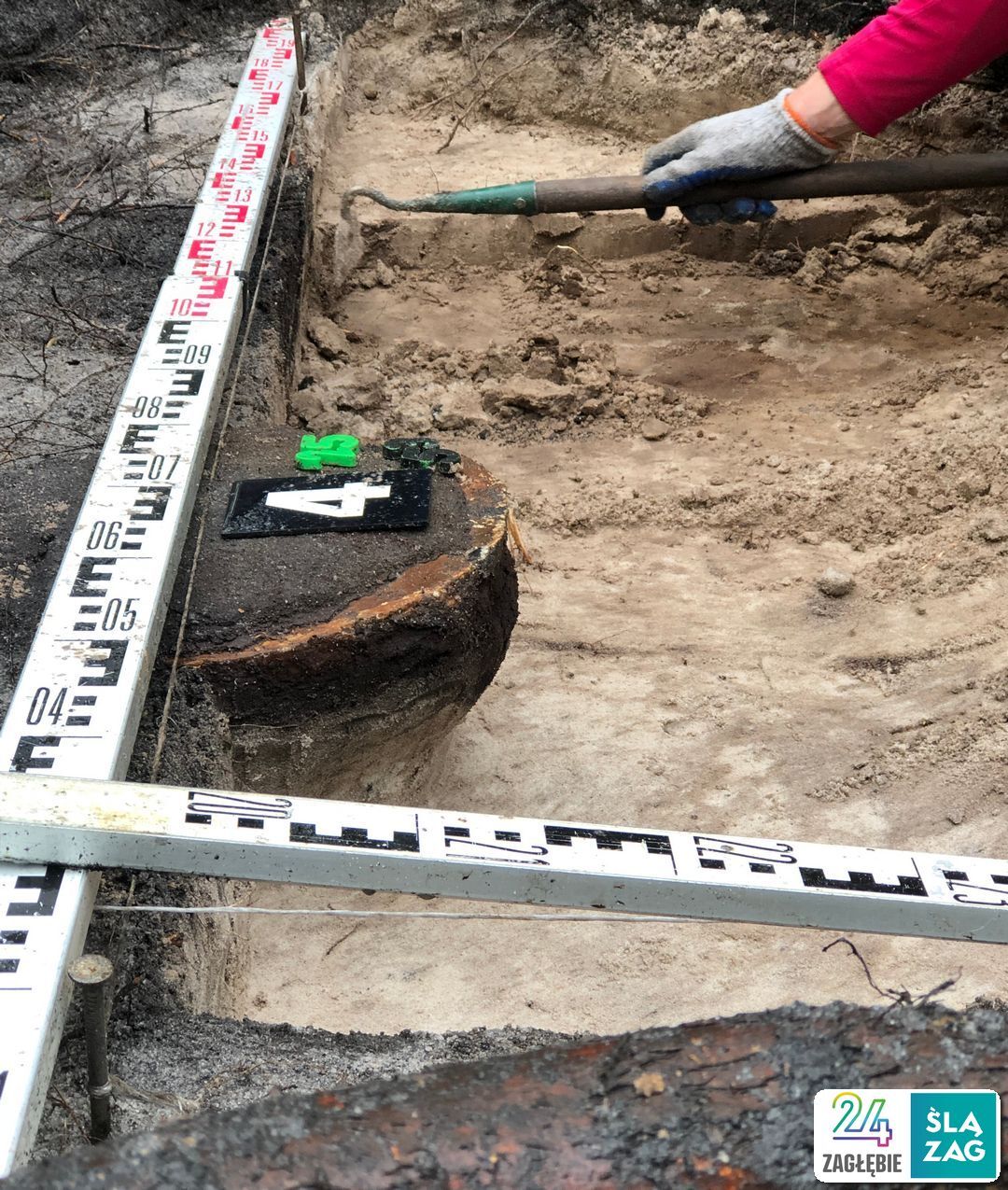 Dąbrowa Górnicza-Strzemieszyce Wielkie. Stanowisko archeologiczne w pobliżu zbiornika wodnego Smug. „Bochen” ołowiu z XIII wieku. 18 kwietnia 2025.