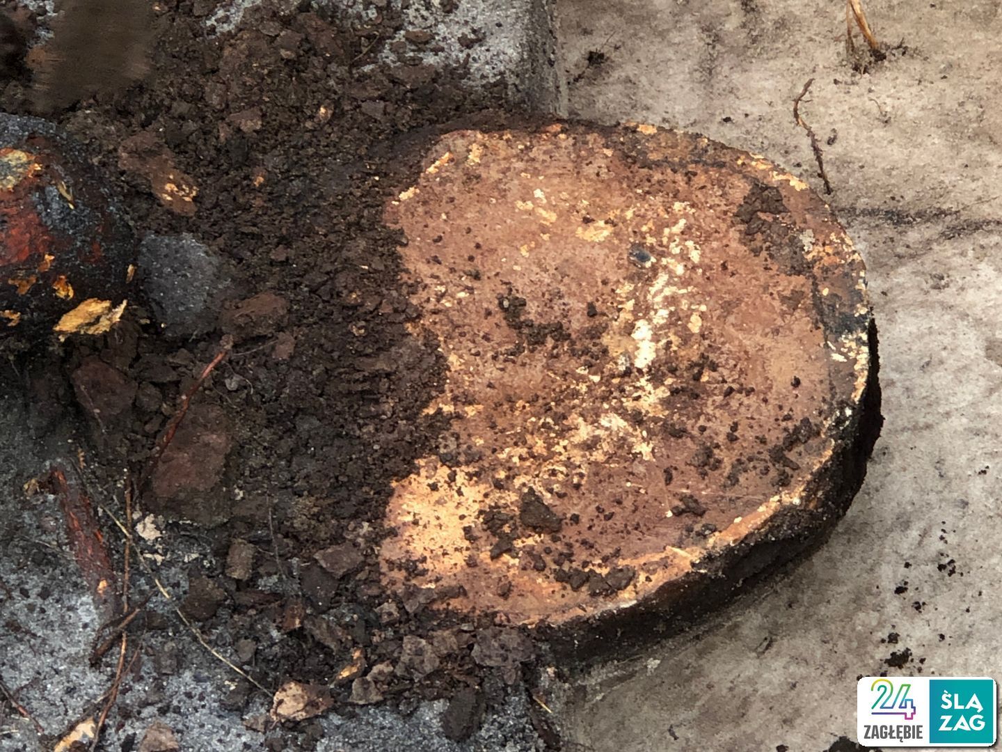 Dąbrowa Górnicza-Strzemieszyce Wielkie. Stanowisko archeologiczne w pobliżu zbiornika wodnego Smug. „Bochen” ołowiu z XIII wieku. 18 kwietnia 2025.