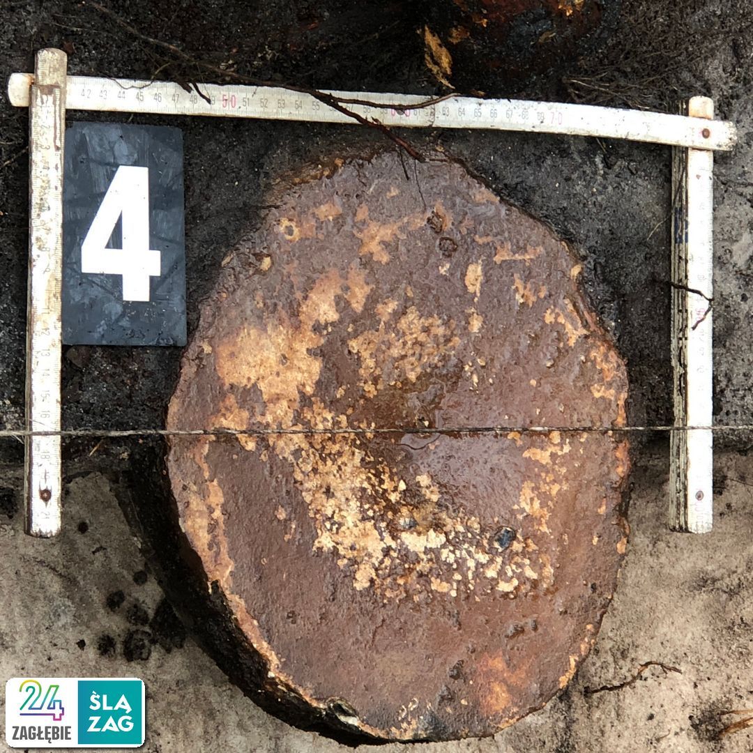 Dąbrowa Górnicza-Strzemieszyce Wielkie. Stanowisko archeologiczne w pobliżu zbiornika wodnego Smug. „Bochen” ołowiu z XIII wieku. 18 kwietnia 2025.