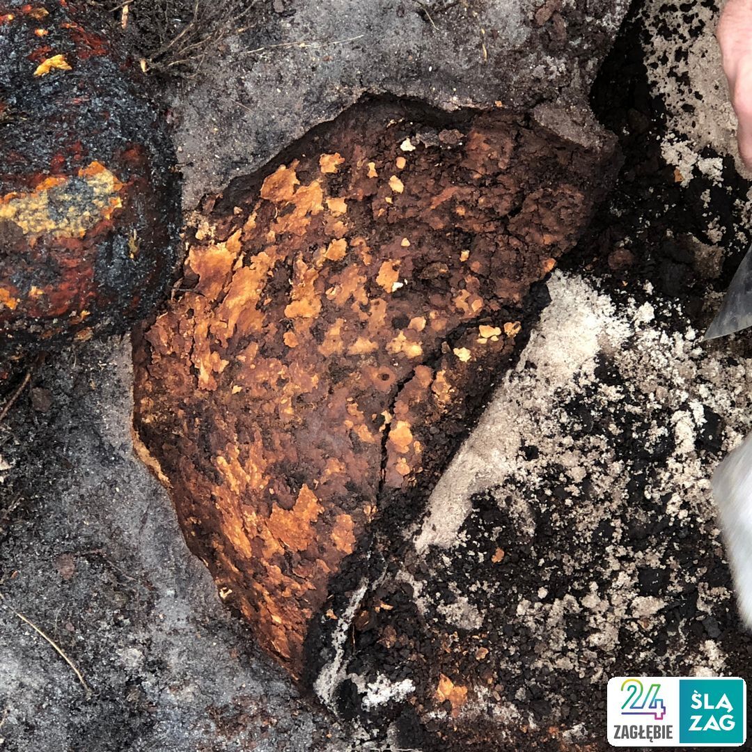 Dąbrowa Górnicza-Strzemieszyce Wielkie. Stanowisko archeologiczne w pobliżu zbiornika wodnego Smug. „Bochen” ołowiu z XIII wieku. 18 kwietnia 2025.