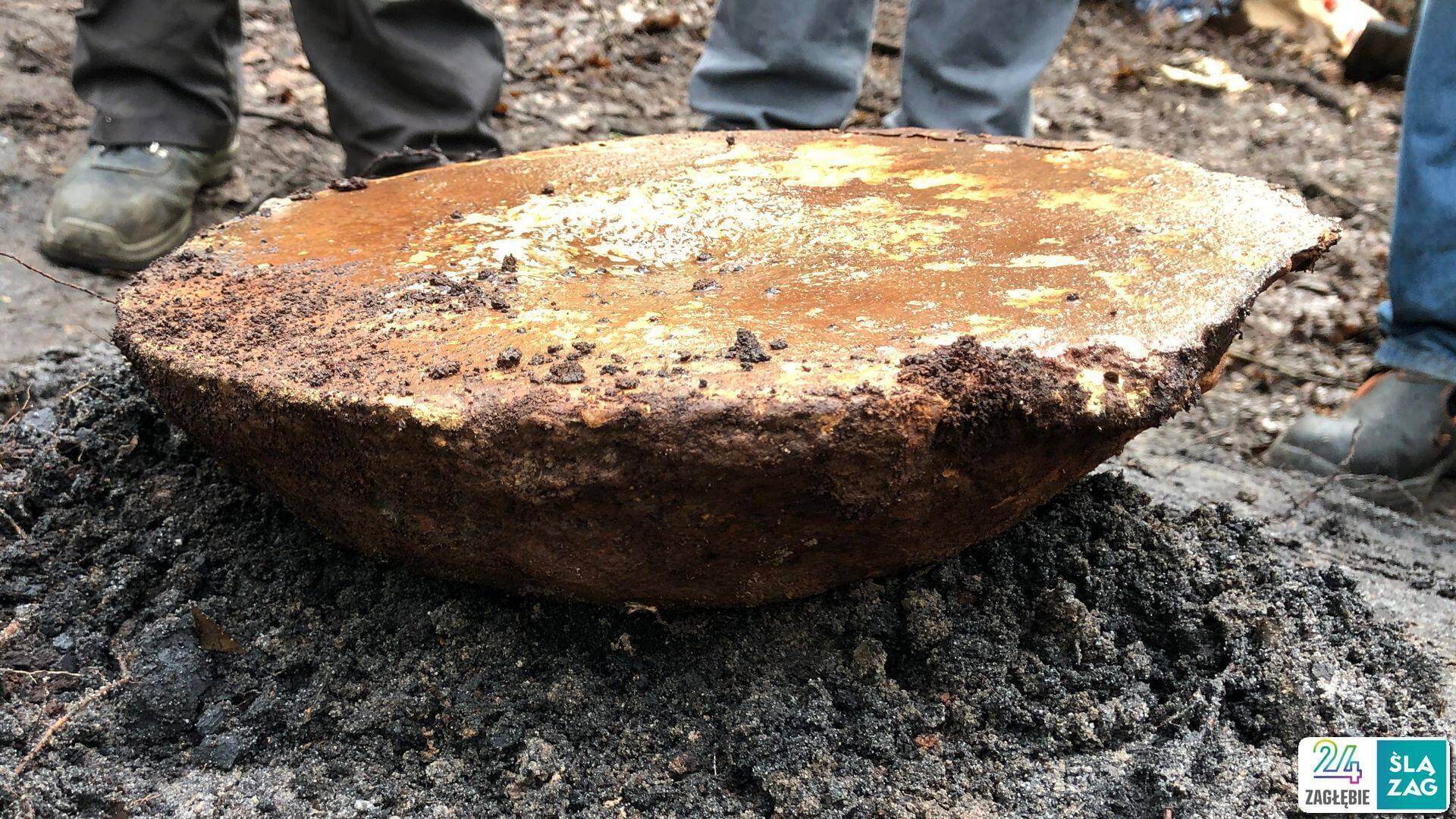 Dąbrowa Górnicza-Strzemieszyce Wielkie. Stanowisko archeologiczne w pobliżu zbiornika wodnego Smug. „Bochen” ołowiu z XIII wieku. 18 kwietnia 2025.