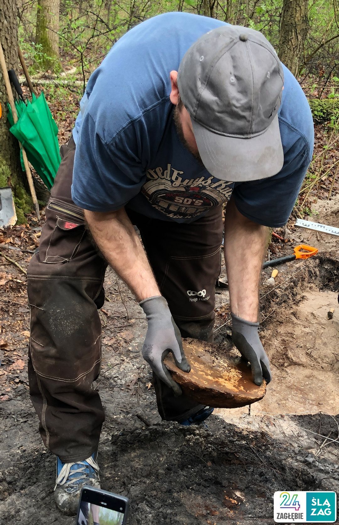 Dąbrowa Górnicza-Strzemieszyce Wielkie. Stanowisko archeologiczne w pobliżu zbiornika wodnego Smug. „Bochen” ołowiu z XIII wieku. 18 kwietnia 2025.