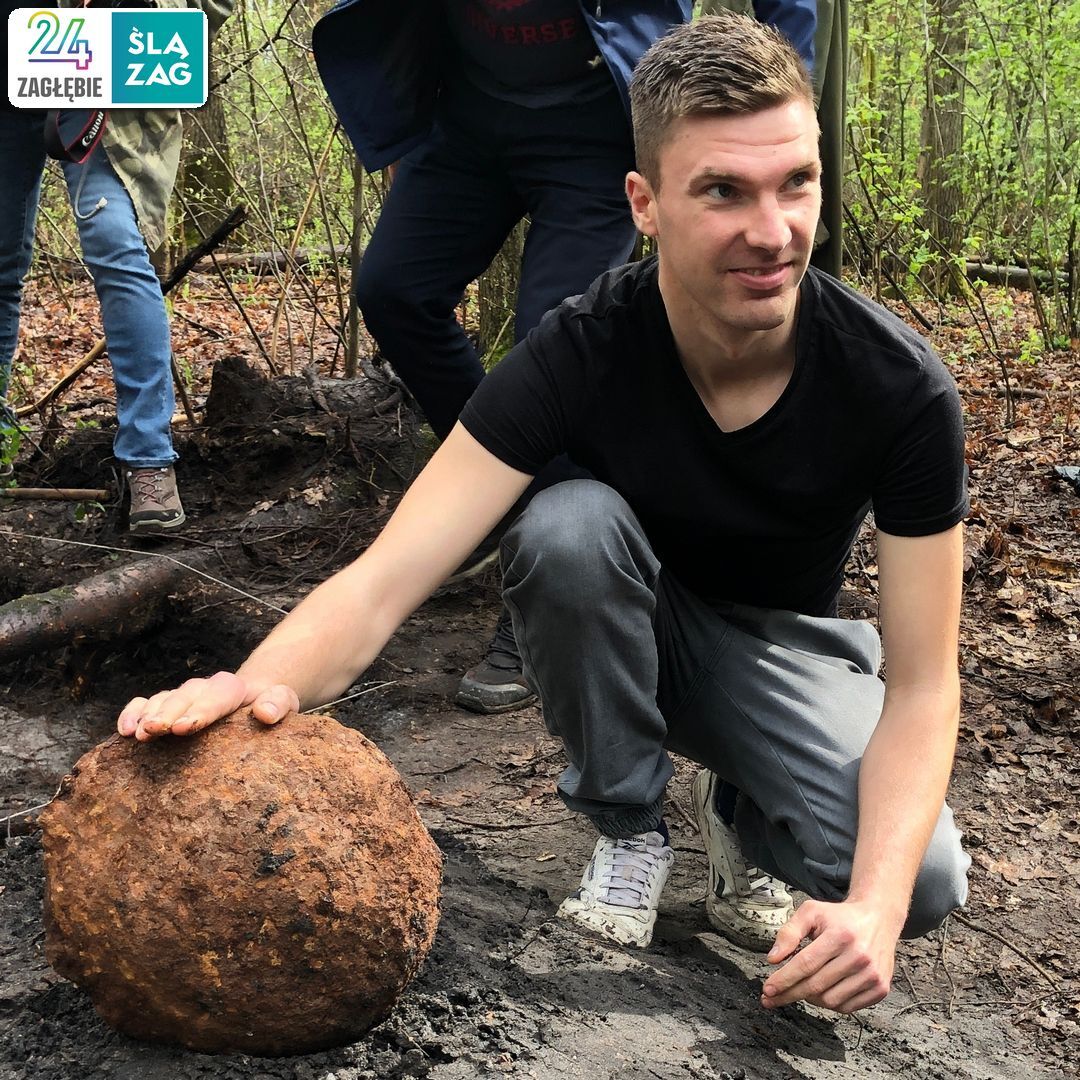 Dąbrowa Górnicza-Strzemieszyce Wielkie. Stanowisko archeologiczne w pobliżu zbiornika wodnego Smug. „Bochen” ołowiu z XIII wieku o masie około 40 kg! Na zdjęciu jego odkrywca – pan Mateusz Maj. 18 kwietnia 2025.
