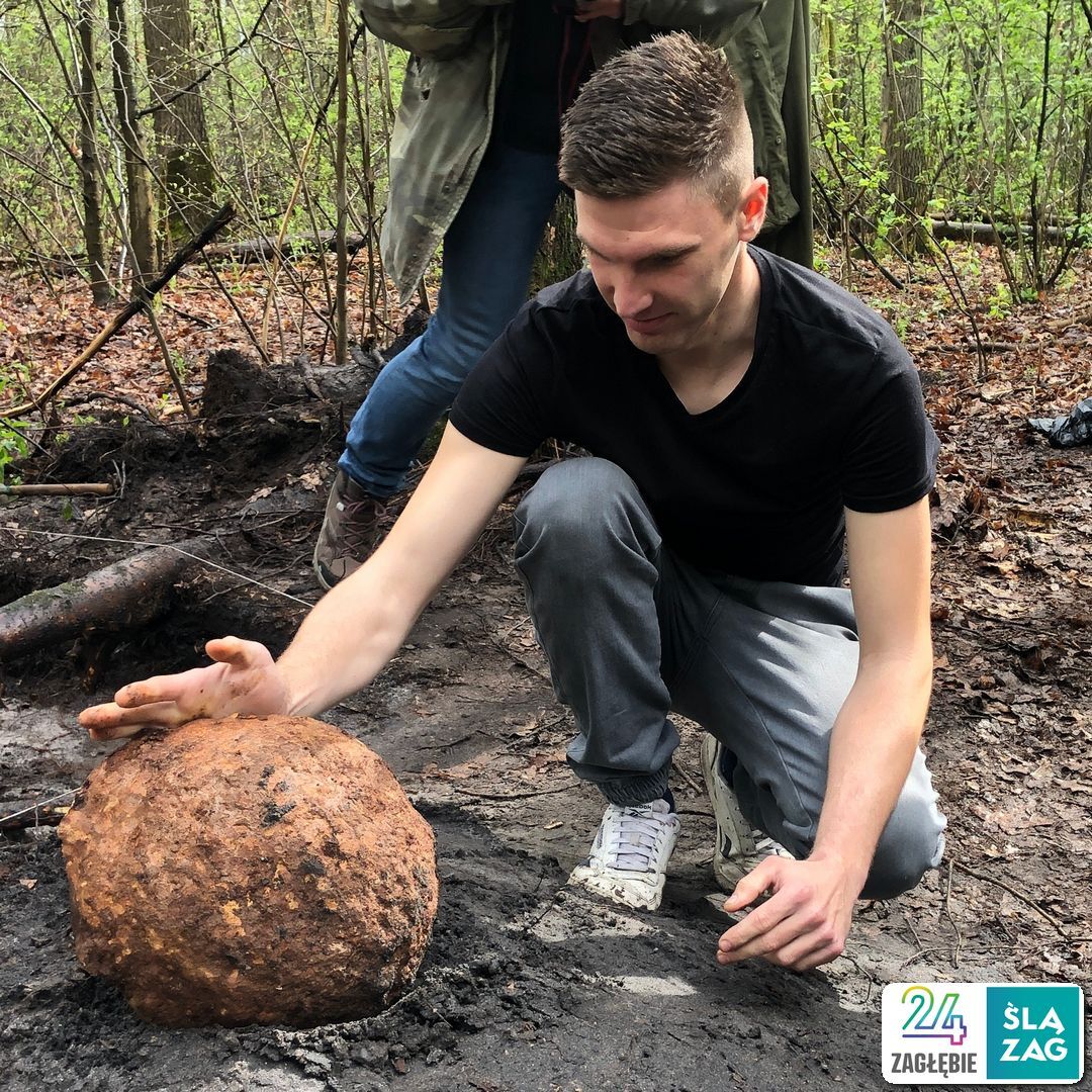 Dąbrowa Górnicza-Strzemieszyce Wielkie. Stanowisko archeologiczne w pobliżu zbiornika wodnego Smug. „Bochen” ołowiu z XIII wieku. 18 kwietnia 2025.