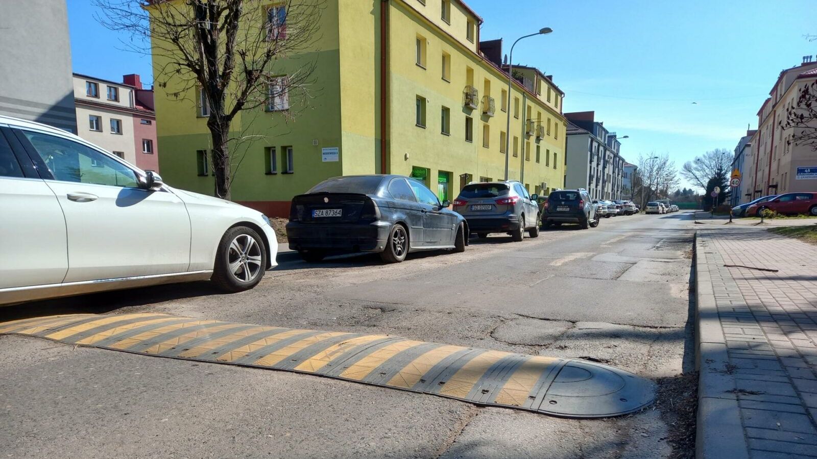 Dąbrowa Górnicza. Progi zwalniające przy ulicy Zygmunta Krasińskiego. Marzec 2025.