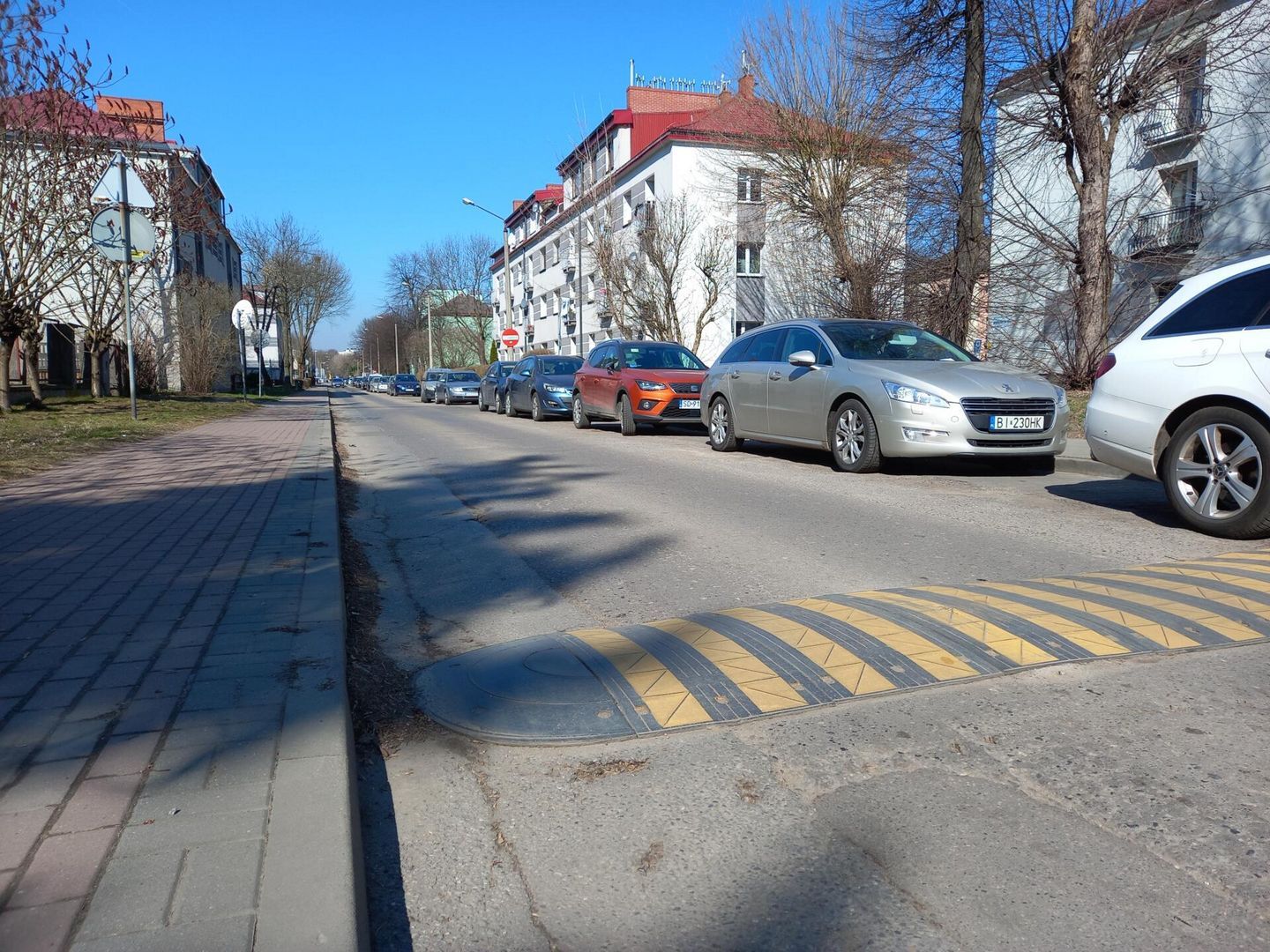 Dąbrowa Górnicza. Progi zwalniające przy ulicy Zygmunta Krasińskiego. Marzec 2025.