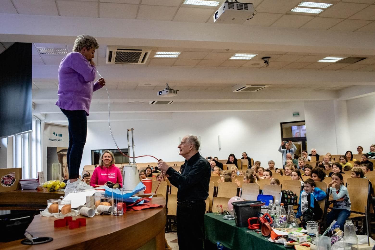 Dabrowa Górnicza. Wiktor Niedzicki podczas pokazu w Uniwersytecie Dziecięcym Akademii WSB. 9 kwietnia 2022.