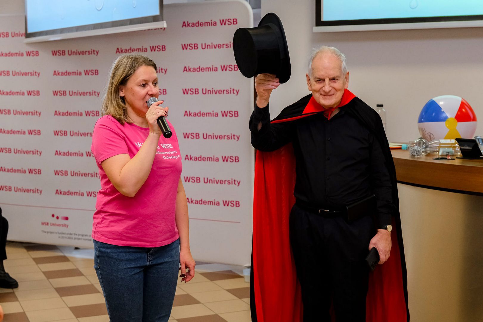 Dabrowa Górnicza. Wiktor Niedzicki podczas pokazu w Uniwersytecie Dziecięcym Akademii WSB. 23 marca 2024.