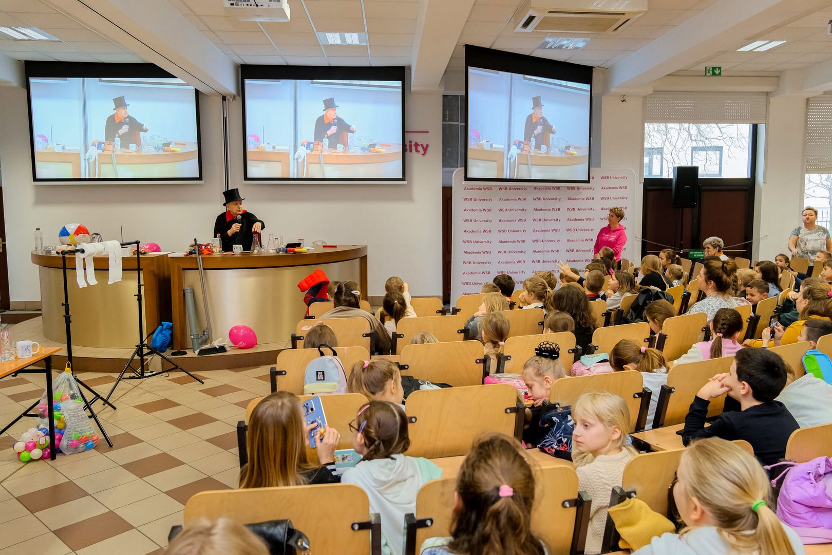 Dabrowa Górnicza. Wiktor Niedzicki podczas pokazu w Uniwersytecie Dziecięcym Akademii WSB. 23 marca 2024.