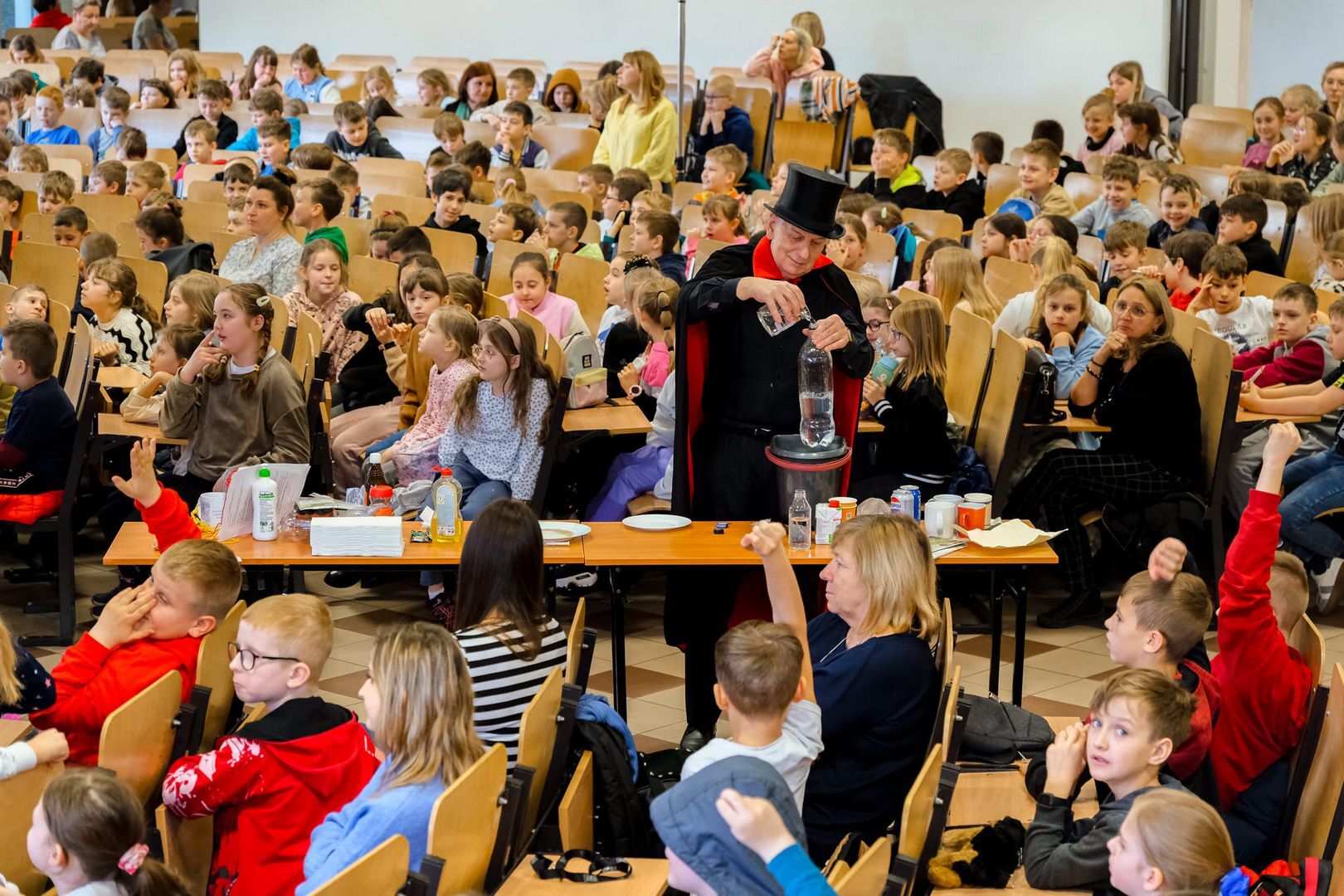 Dabrowa Górnicza. Wiktor Niedzicki podczas pokazu w Uniwersytecie Dziecięcym Akademii WSB. 23 marca 2024.