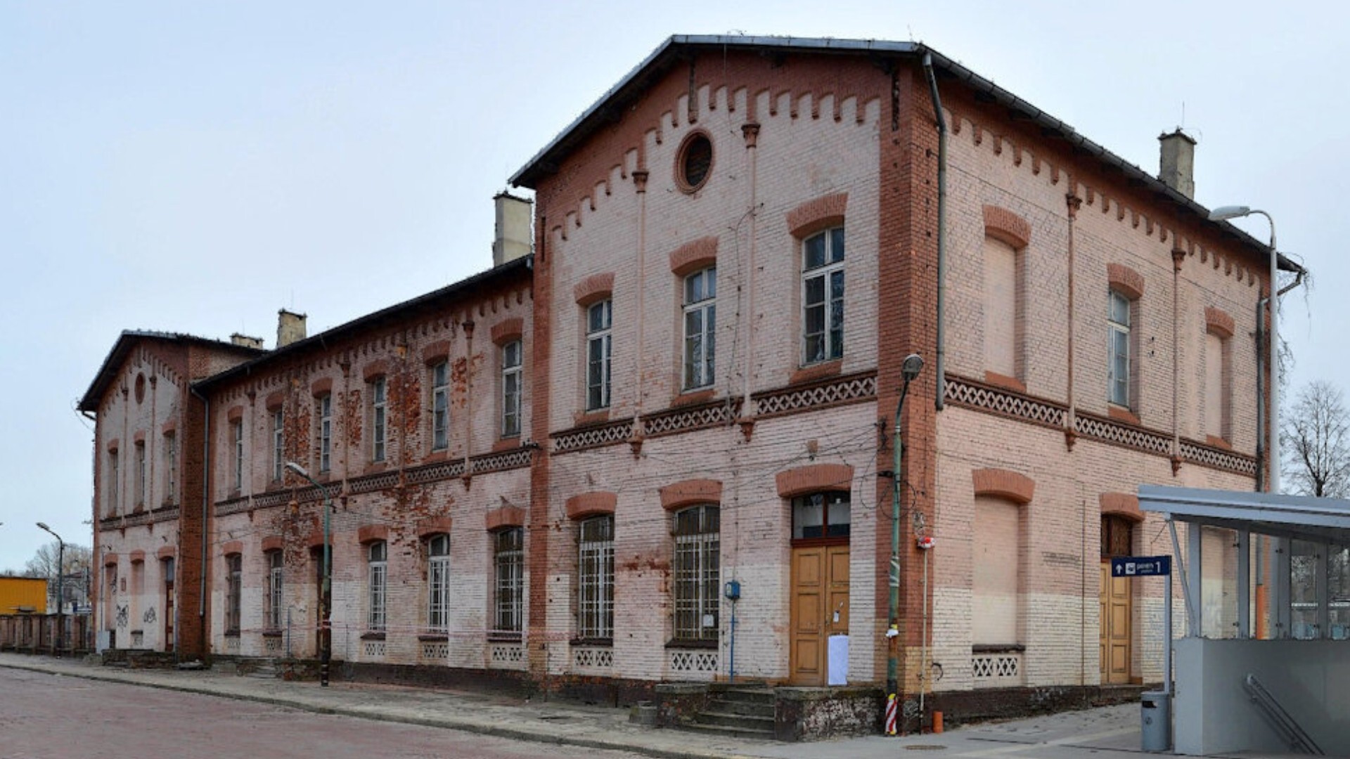 180-letni dworzec kolejowy w Ząbkowicach ma zostać wyremontowany. To 3 lata później niż zapowiadano