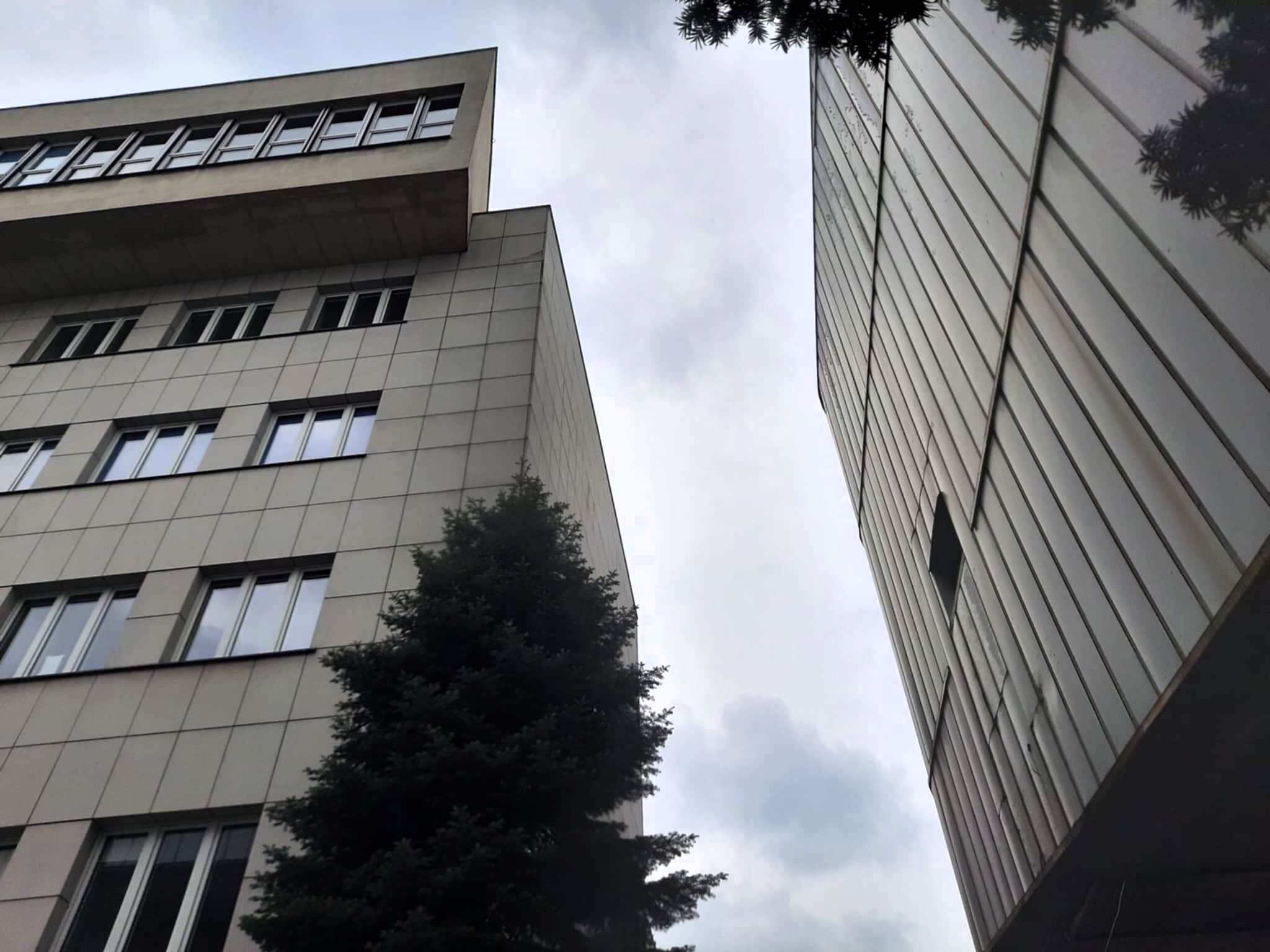 Z prawej na elewacji widoczne miejsce, skąd odchodził łącznik do siedziby PZPR. Fot. Katarzyna Pachelska