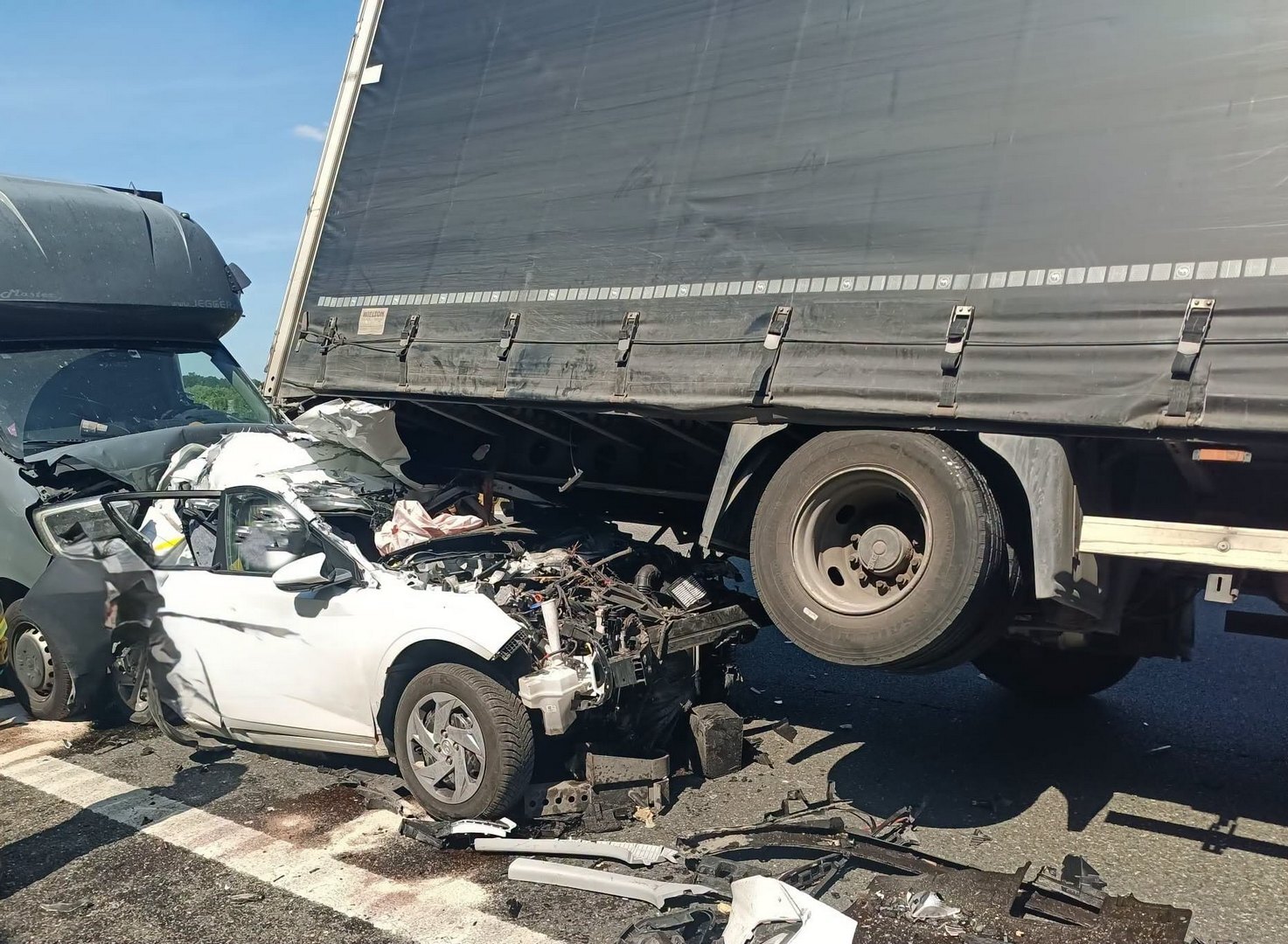 Dobieszowice. Wypadek na autostradzie A1. Dostawczak wepchnął osobówkę pod cieżarówkę. 24 czerwca 2026