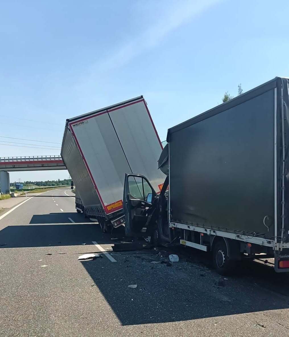Dobieszowice. Wypadek na autostradzie A1. Dostawczak wepchnął osobówkę pod cieżarówkę. 24 czerwca 2026