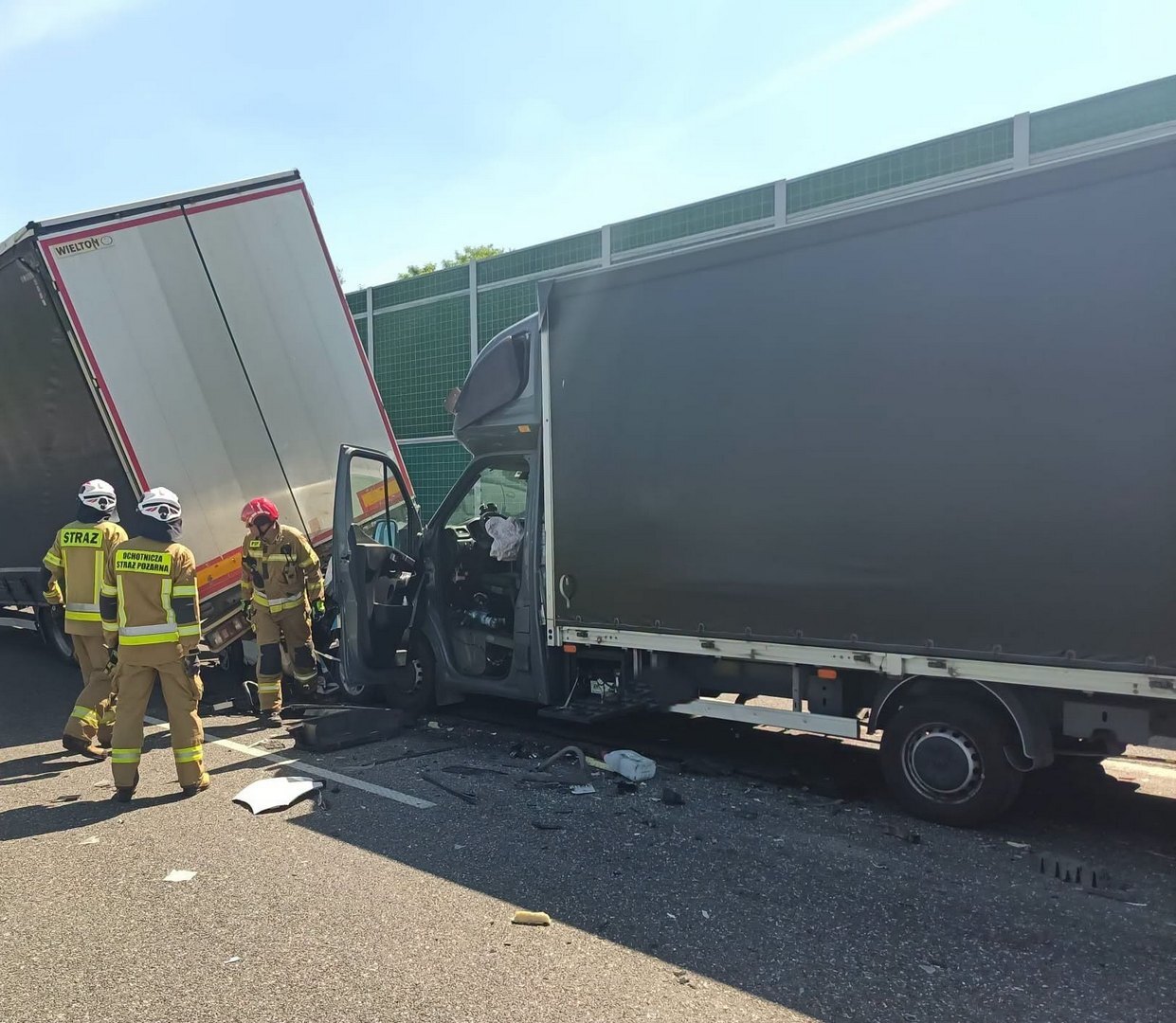 Dobieszowice. Wypadek na autostradzie A1. Dostawczak wepchnął osobówkę pod cieżarówkę. 24 czerwca 2026