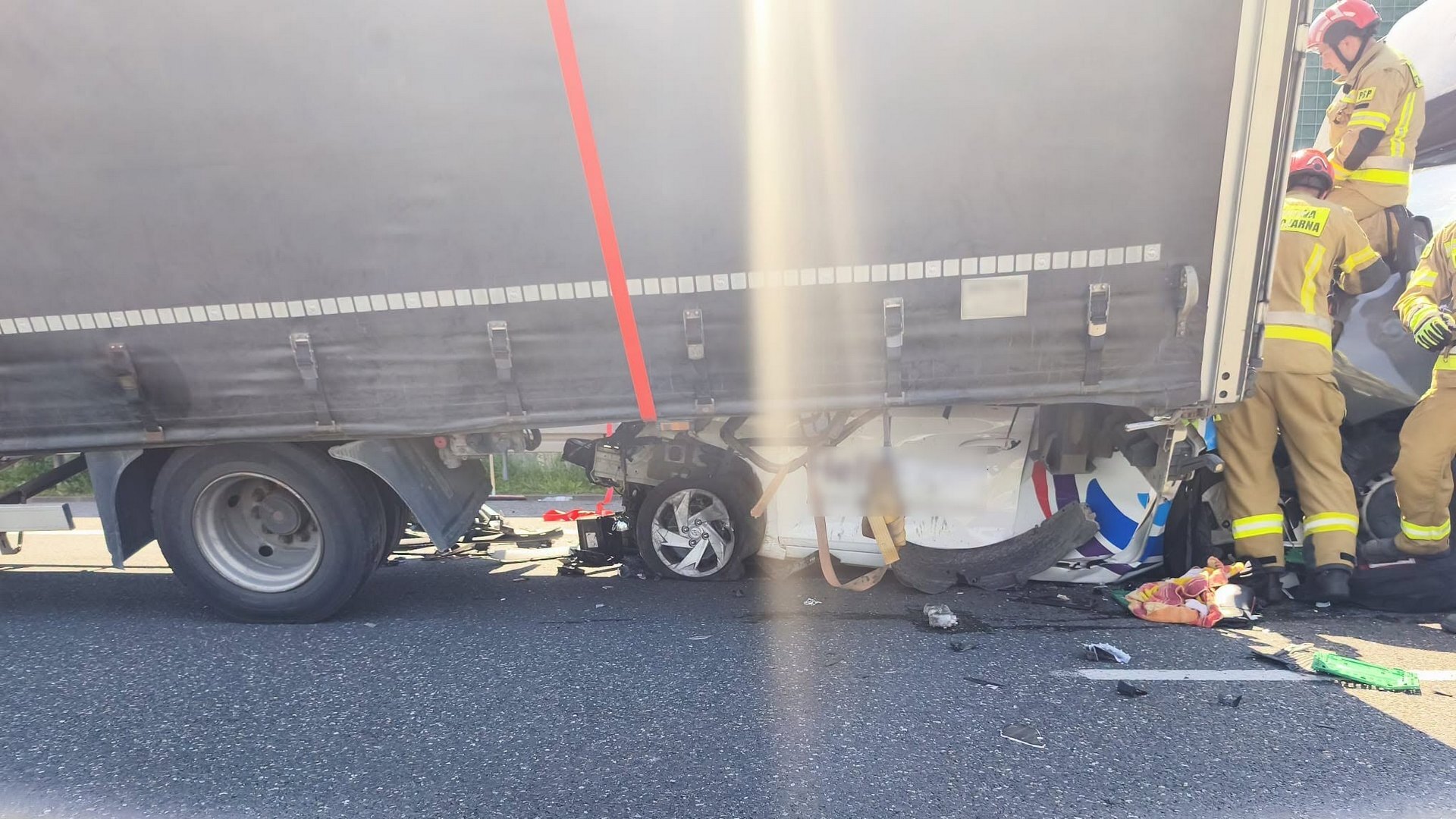 Dobieszowice. Wypadek na autostradzie A1. Dostawczak wepchnął osobówkę pod cieżarówkę. 24 czerwca 2026